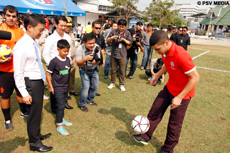 Daarna mocht de pas 16-jarige speler even zijn balkunsten vertonen.