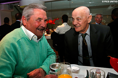 Piet Giesen en voormalig doelman Gert Bals (r) in gesprek.