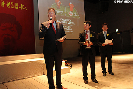 Tiny Sanders sprak de gasten van het diner toe.