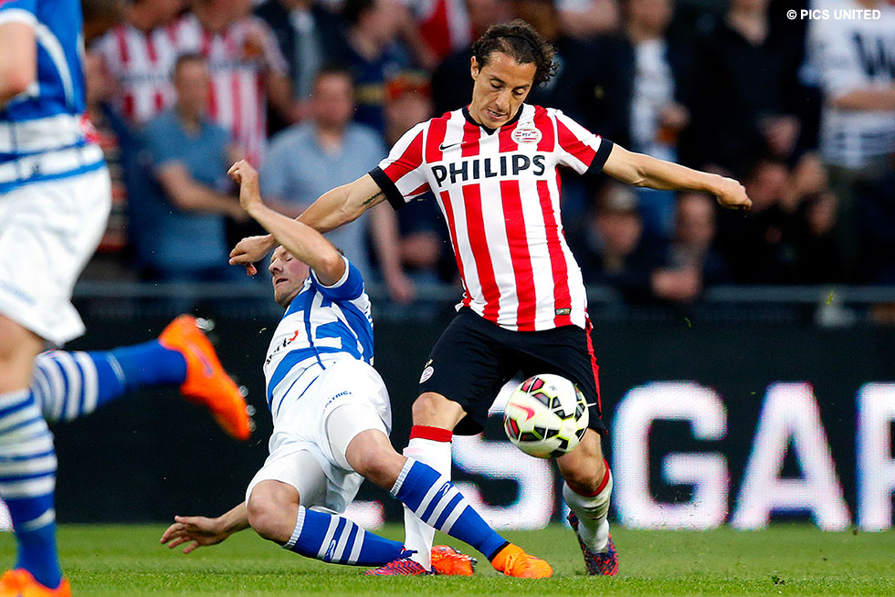 Andrés Guardado in duel met Bart van Hintum | © Pics United