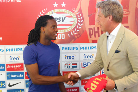 Een felicitatie van technisch manager Marcel Brands voor de nieuwe PSV'er.