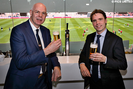 Een toost op de vernieuwde samenwerkingsovereenkomst met Bavaria.