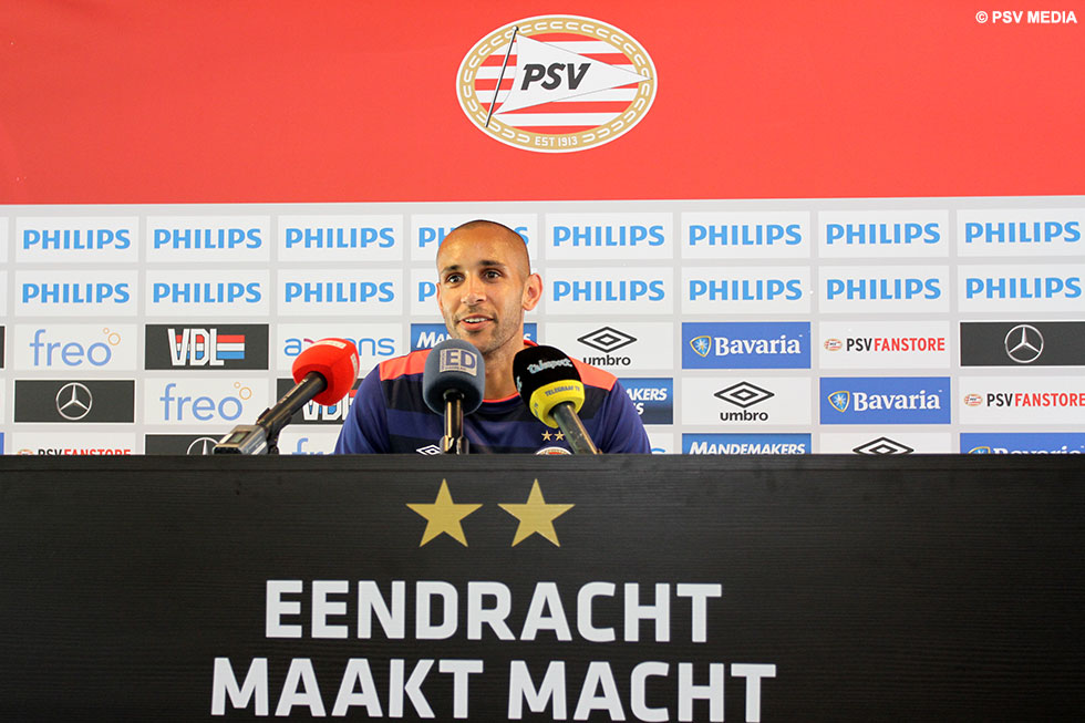 Simon Poulsen sprak na afloop van de presentatie kort met de media | &copy; PSV Media