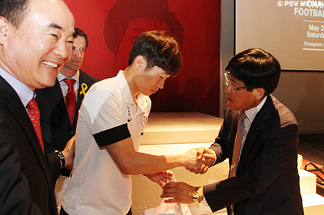 En cadeau's van de Koreaanse club voor PSV, hier voor Ji-Sung Park.