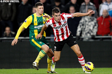 Kevin Strootman in duel met ADO Den Haag-aanvoerder Danny Holla.