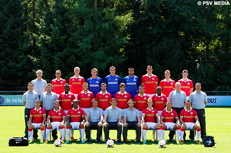 Ook de selectie van Jong PSV ging deze middag op de foto.