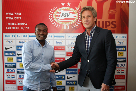 Marcel Brands feliciteert Moussa Sanoh met zijn contract.