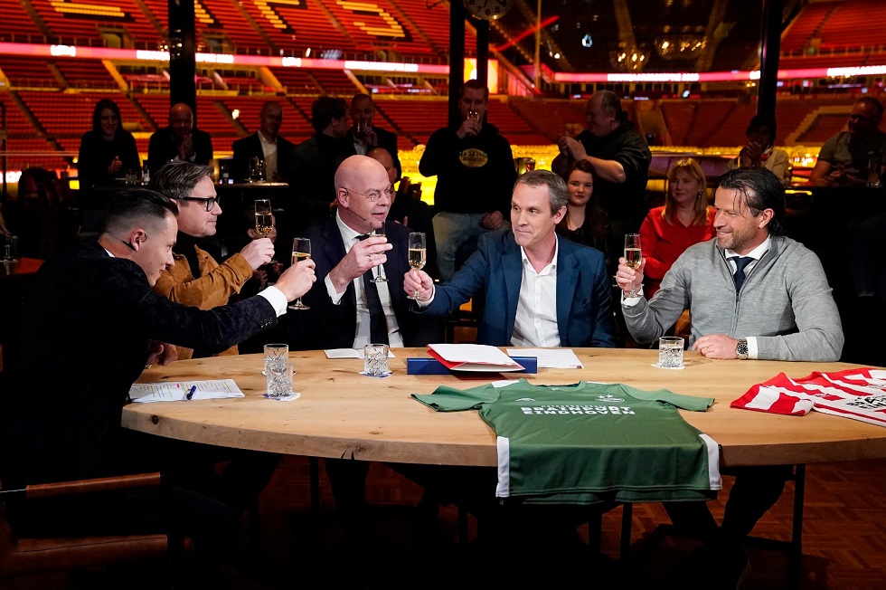 Tafelgasten Toon Gerbrands, Johan Adamsson (PUMA) en Ernest Faber klinken nadat het Duitse sportbedrijf heeft getekend
