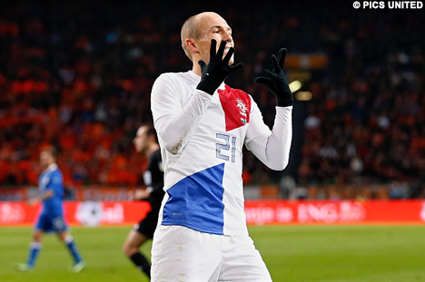 Oud PSV'er Arjen Robben baalt stevig na een missen van een kans.