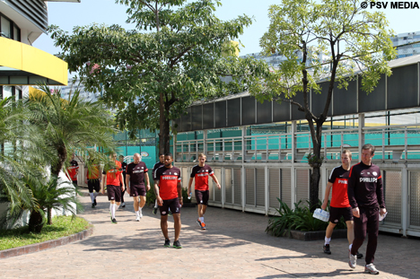 De spelers onderweg naar het fitnesscentrum voor de ochtendsessie.