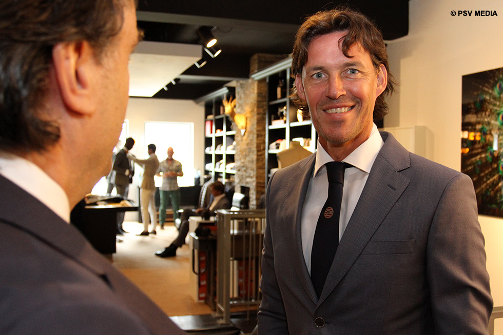 Assistent-coach Chris van der Weerden toont zich zeer tevreden met het nieuwe kostuum | &copy; PSV Media