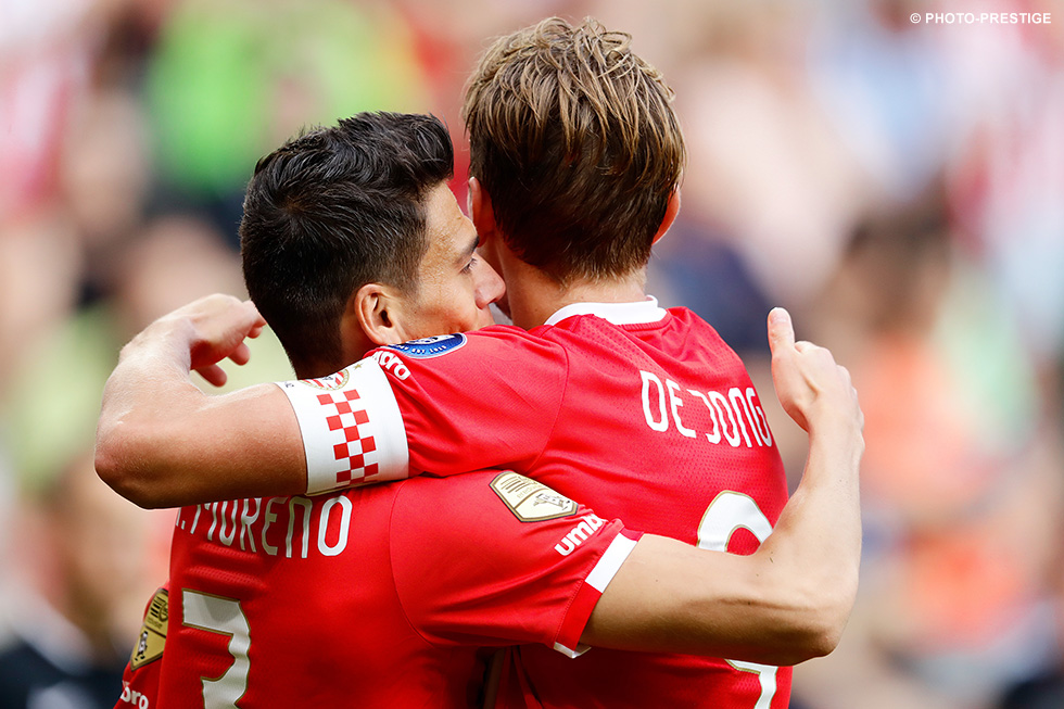 Luuk de Jong (hier samen met Héctor Moreno) maakte in zijn eerste PSV - Feyenoord een hattrick namens PSV