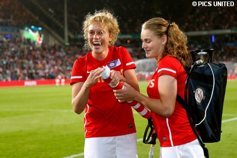 Dames PSV/FC Eindhoven schieten t-shirts het publiek in.