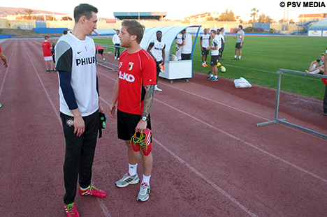 Przemyslaw Tyton in gesprek met Marcel de Jong, beiden oud-Roda JC.