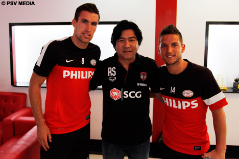 Strootman en Mertens op de foto met directeur  Ronnart Seuvaja.