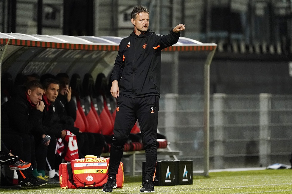 Uneken coachend langs de lijn