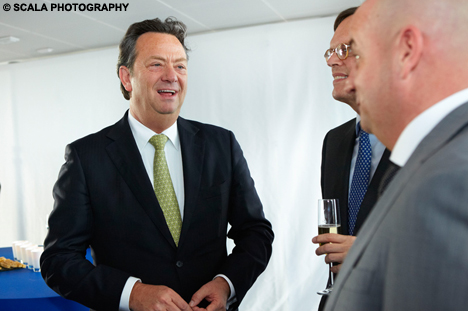 Gastheer Tiny Sanders, Hans de Jong en Toon van Moorsel in gesprek.