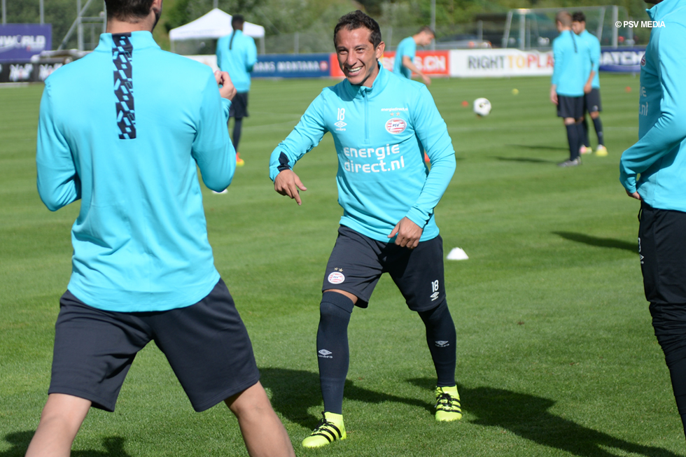 Andr&eacute;s Guardado vermaakt zich op het trainingsveld
