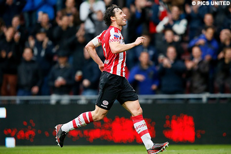 In de 41e minuut zorgt Mark van Bommel met een droge knal voor 4-0.