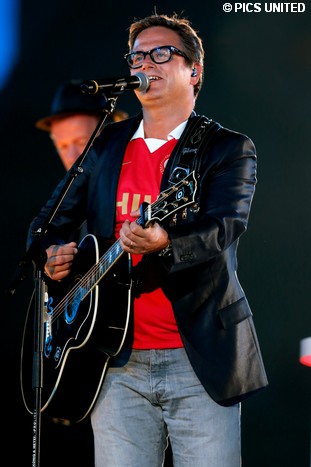 Guus Meeuwis geeft na de wedstrijd een mini-concert.