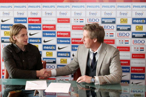Technisch manager Brands feliciteert Bertrams met zijn contract.