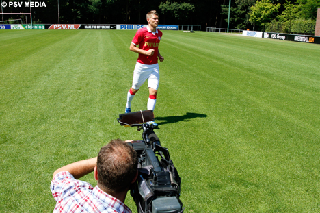 Van Stijn Schaars wordt hier een filmpje gemaakt door PSV TV.