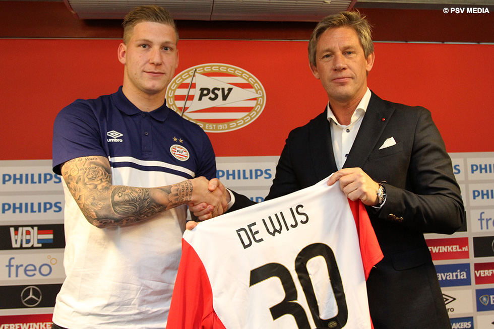 Marcel Brands overhandigt Jordy de Wijs zijn shirt | © PSV Media