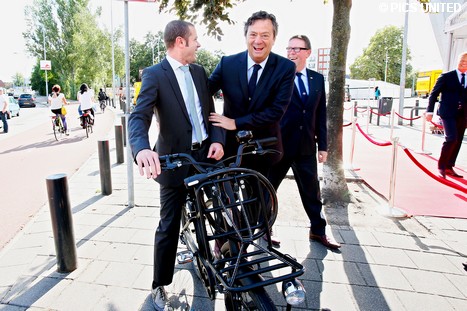 Sportwethouder Joost Helms was ook bij de onthulling, hij kwam op de fiets.