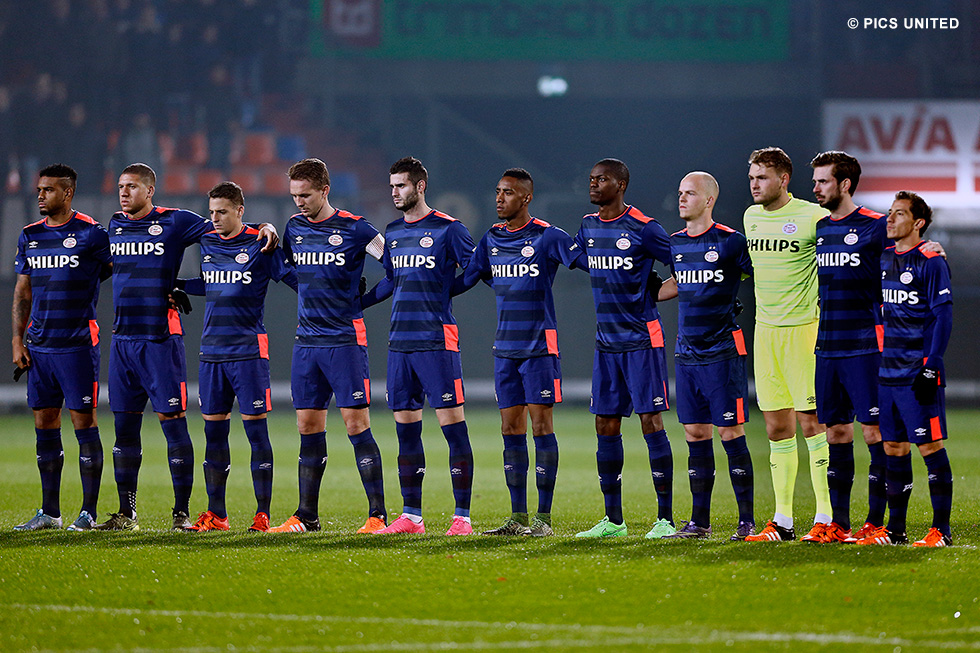 De wedstrijd begon met een minuut stilte | © Pics United