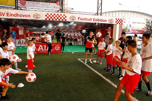 PSV organiseerde ter plaatse een clinic voor honderden kinderen.