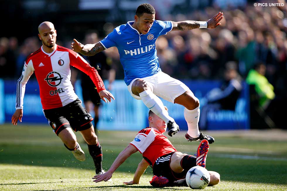 Memphis Depay ontwijkt een tackle van Jens Toornstra | © Pics United