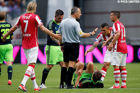 Björn Kuipers tijdens het duel om de Johan Cruijff Schaal in 2012.