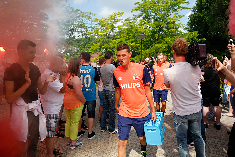 Jeugdinternational Clint Leemans betreedt als een van de eersten het trainingsveld | &copy; Pics United