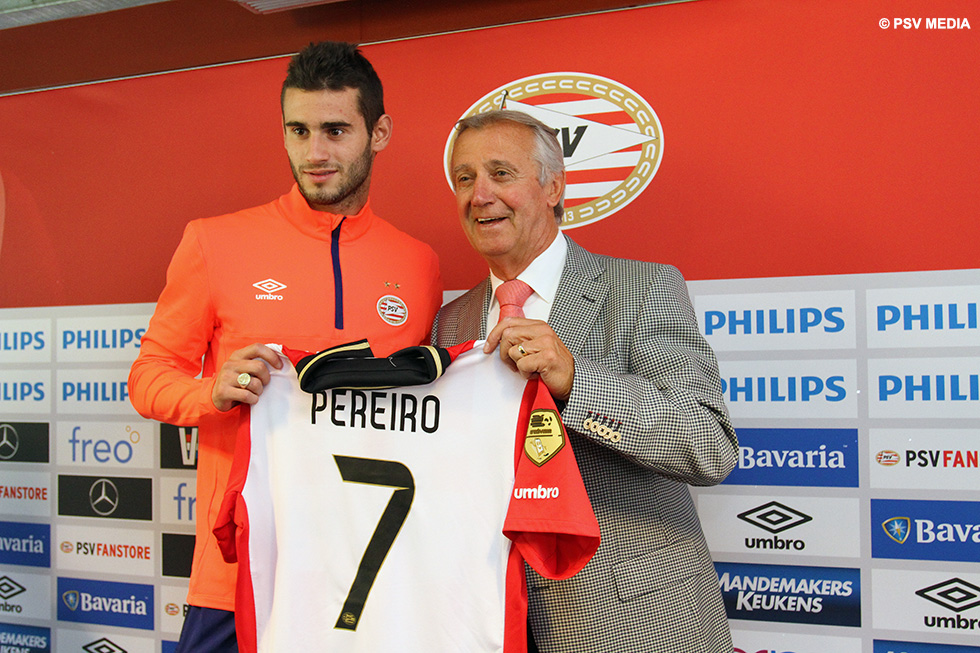Gast&oacute;n Pereiro ontving zijn shirt uit handen van Willy van der Kuijlen | &copy; PSV Media