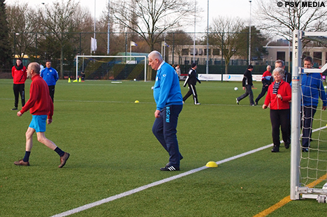 Een deel van de ouderen uit OldStars 1 trainen op eigen initiatief bij vv Gestel.