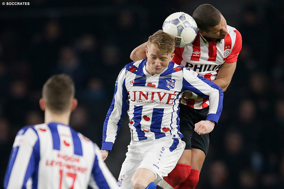 Sam Larsson hier in duel met Jeffrey Bruma in Eindhoven vorig seizoen | © Soccrates