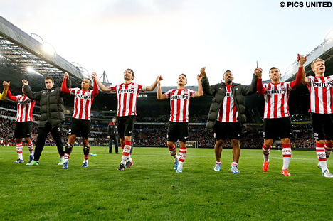 Uiteraard wordt ook de overwinning gevierd, hier met de supporters op Oost.