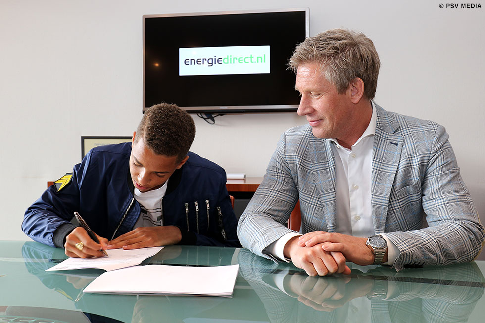Justin Lonwijk zet zijn handtekening onder een eerste contract bij PSV | &copy; PSV Media
