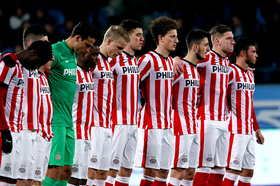 Voor aanvang van de wedstrijd werd één minuut stilte in acht genomen | © Pics United
