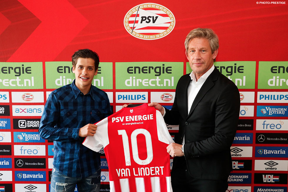 Van Lindert met zijn eerste PSV-shirt
