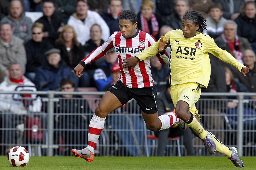 Jeremain Lens probeert Georginio Wijnaldum van de bal af te houden in de historische 10-0 overwinning op Feyenoord