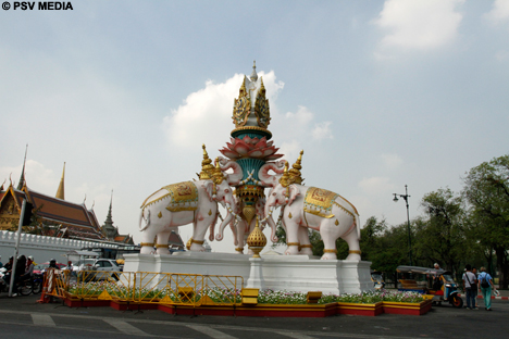 Op de rotonde voor het paleis staan deze drie olifanten.