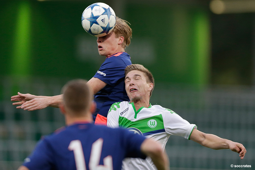 Dani van der Moot in duel tijdens de UEFA Youth League | © soccrates