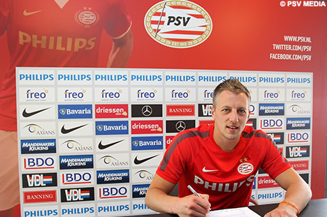 Remko Pasveer zette donderdagmiddag zijn handtekening bij PSV.