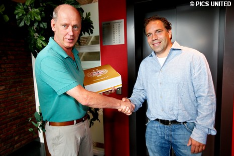 Jubilerend PSV biedt jarige supporters taart aan.