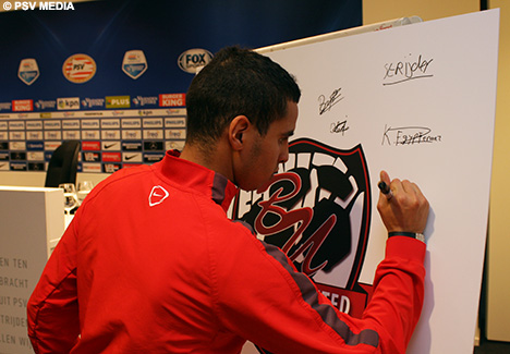 Het logo van Bennekel United werd onthuld en handtekening gezet.