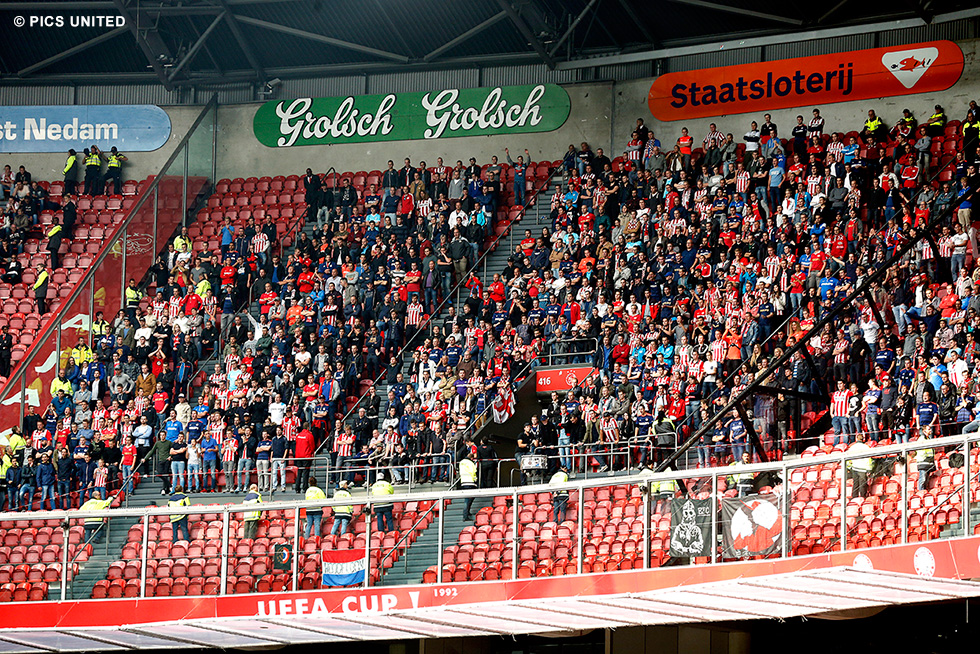 Het was genieten zondagmiddag voor de meegereisde supporters van PSV | © Pics United