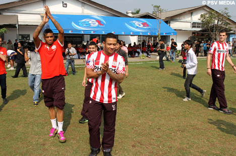 Daarna kwam de eerste groep PSV&rsquo;ers op het veld, met Locadia en Depay.