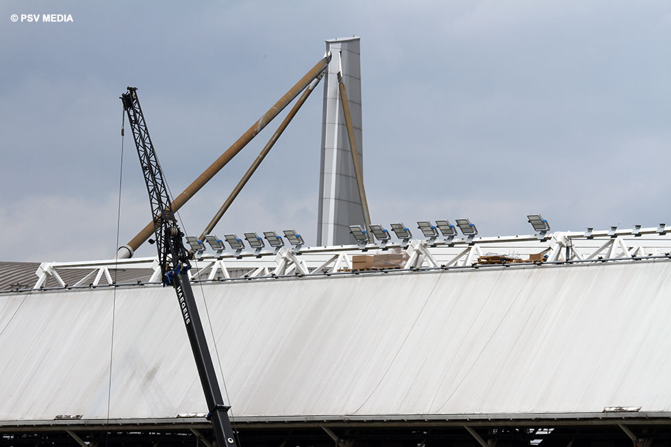 De maand april werd gebruik om de oude stadionlampen te vervangen door LED-verlichting | &copy; PSV Media