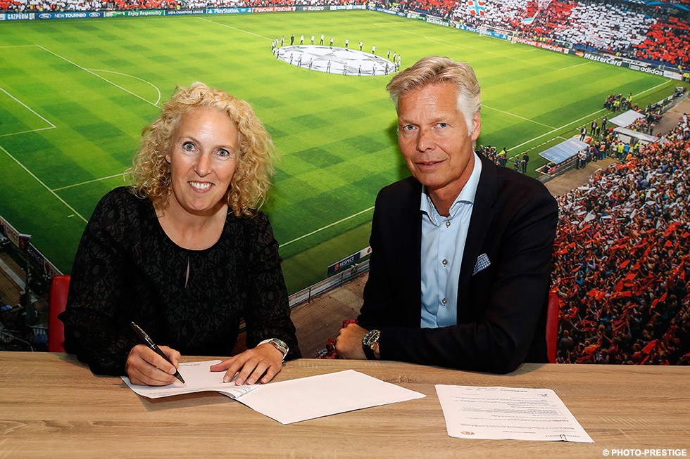 Sandra Doreleijers zet haar handtekening onder een nieuw contract bij PSV Vrouwen | &copy; Photo-Prestige
